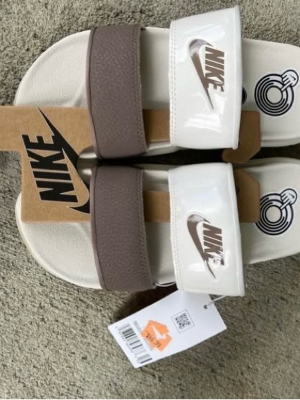 Nike women’s  Dual-Strap White and Taupe Slide Sandals Sz 6